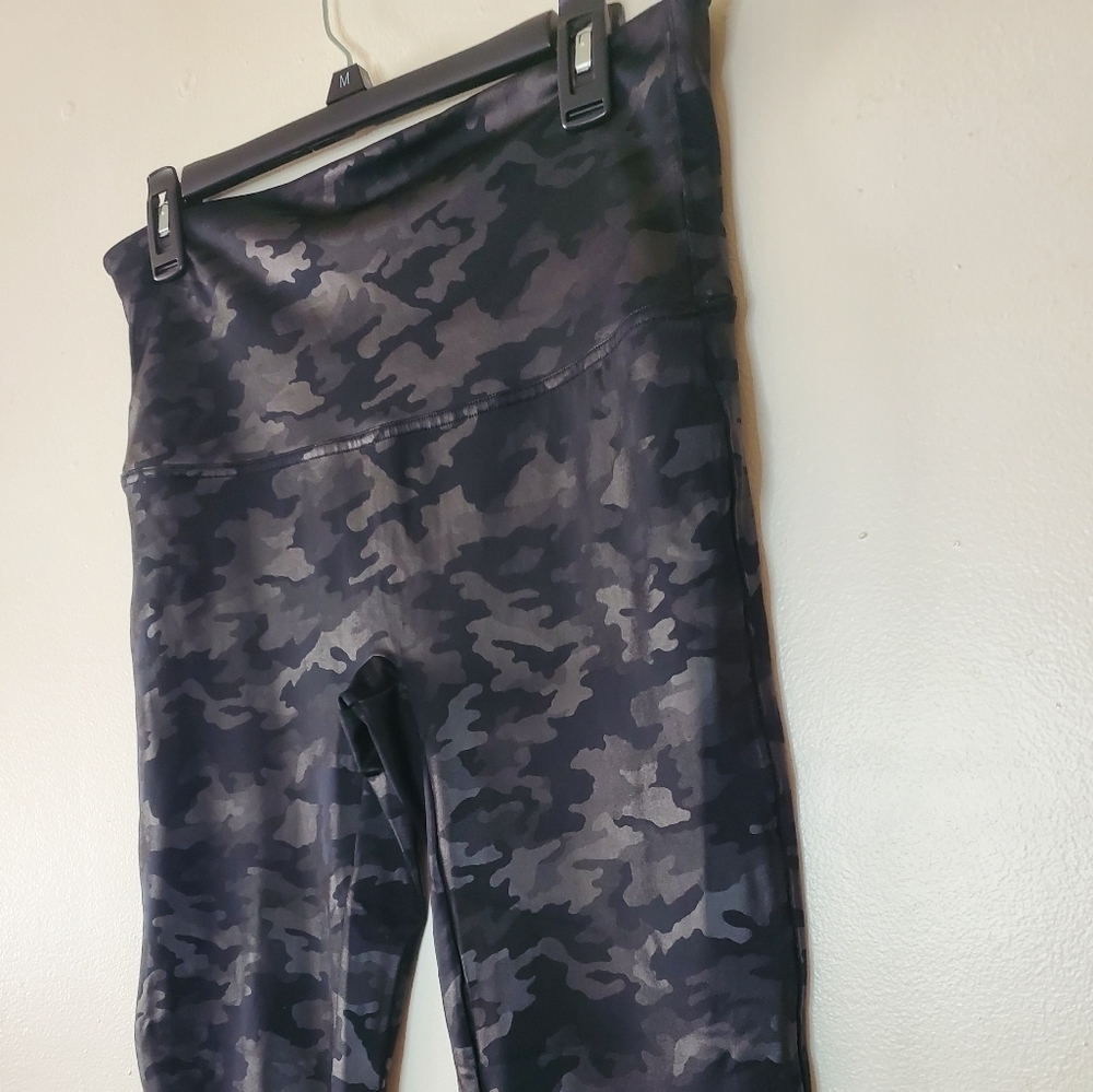 SPANX Black Faux Leather Camo Leggings Size 1X Short - Picture 9 of 16